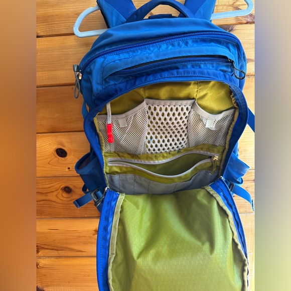 Osprey Comet 30 Daypack Backpack - Picture 6 of 13